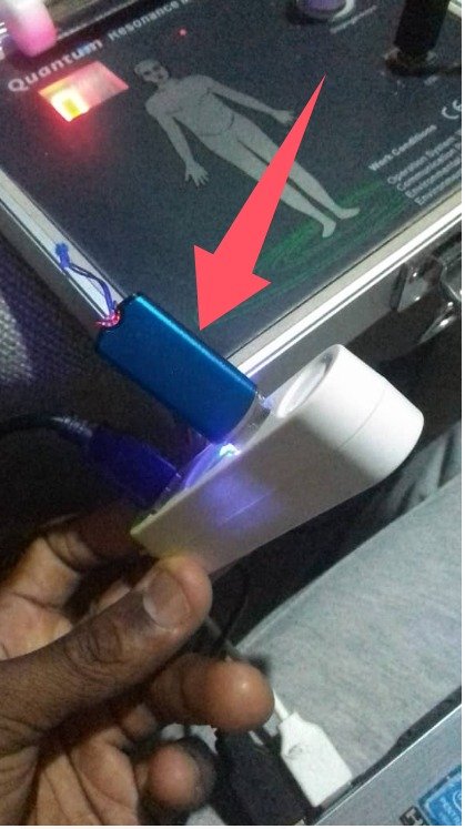 Llave USB para actualizar analizador cuantico MAIKONG primer plano