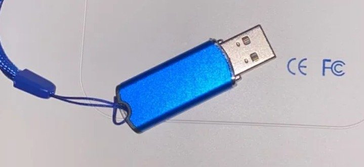 Llave USB para actualizar analizador cuantico MAIKONG primer plano