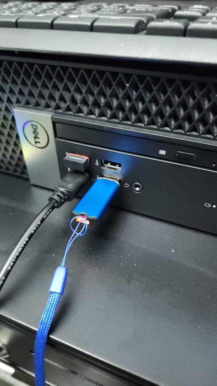 Llave USB para actualizar analizador cuantico MAIKONG primer plano