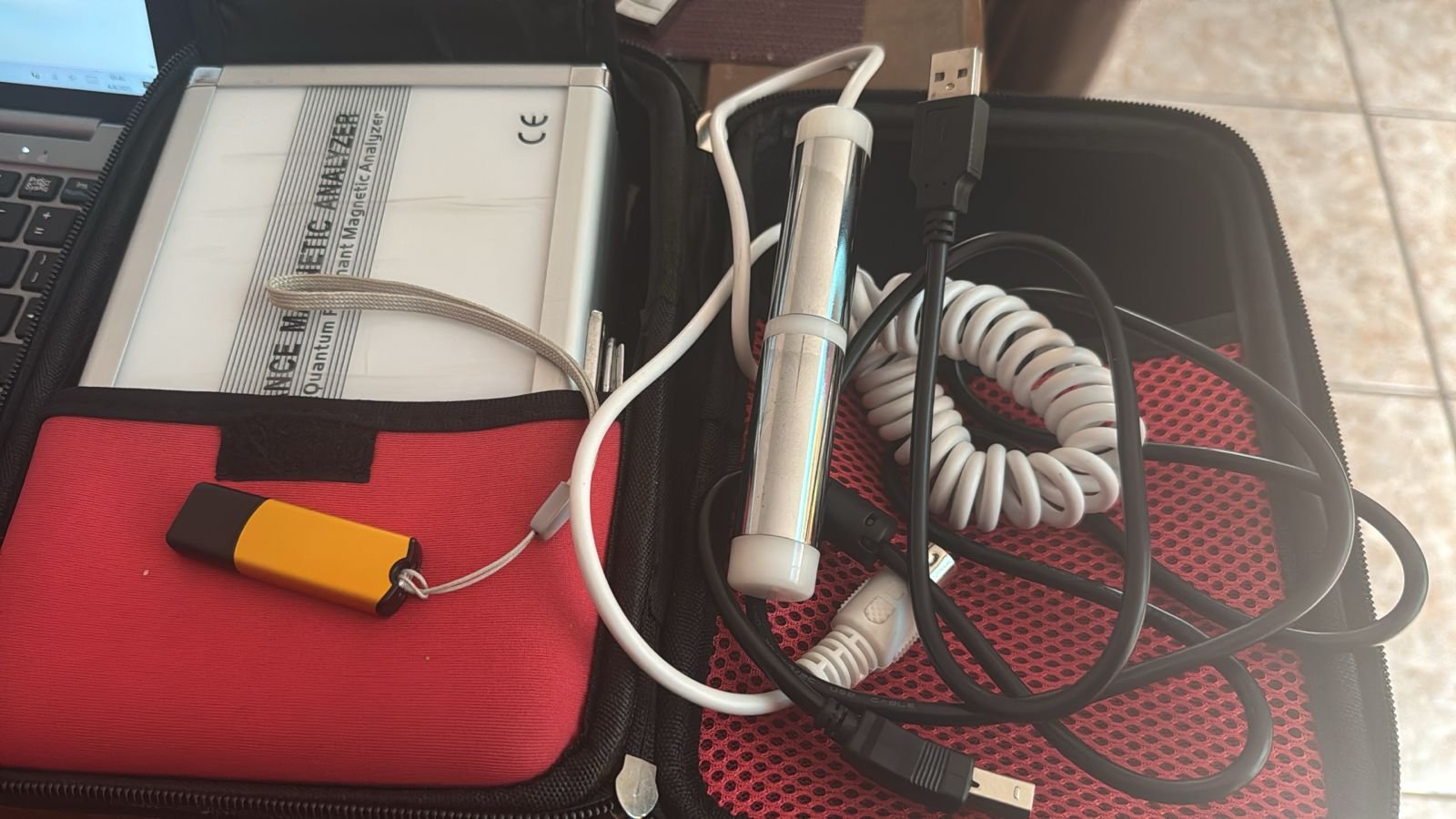 Actualizar llave de analizador cuantico MAIKONG con laptop mostrando software 2026