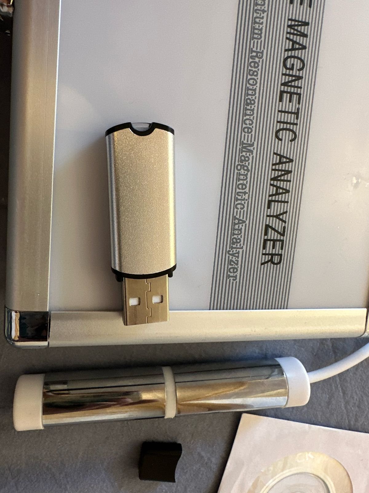 Actualizar llave de analizador cuantico MAIKONG con laptop mostrando software 2026