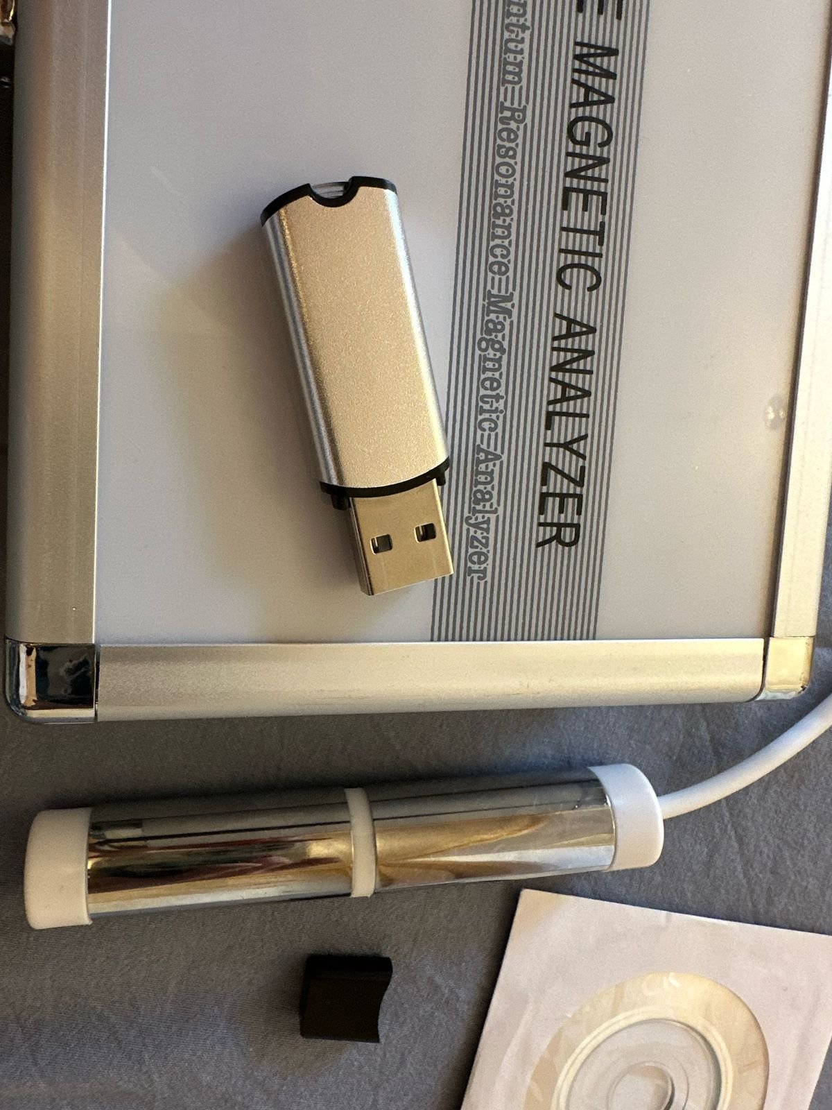 Actualizar llave de analizador cuantico MAIKONG con laptop mostrando software 2026