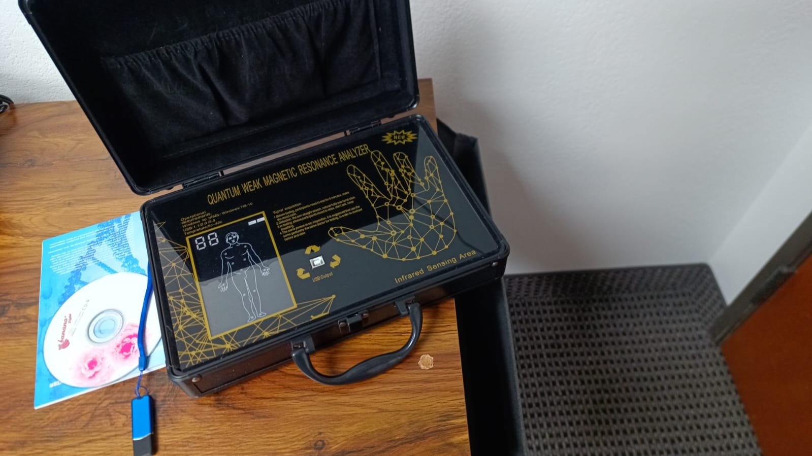 Llave USB para actualizar analizador cuantico MAIKONG primer plano