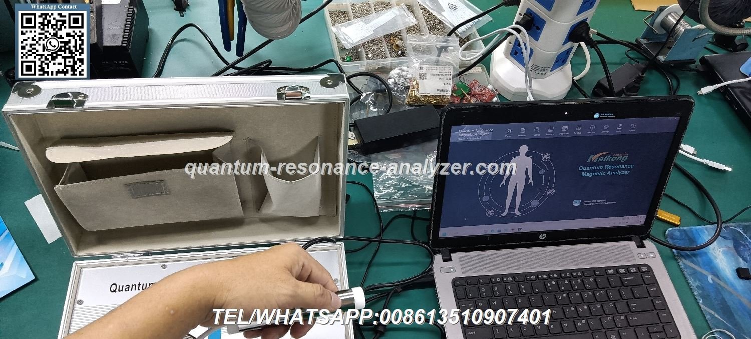 Profesional de salud operando el analizador cuántico con un paciente, mostrando la posición correcta del sensor manual